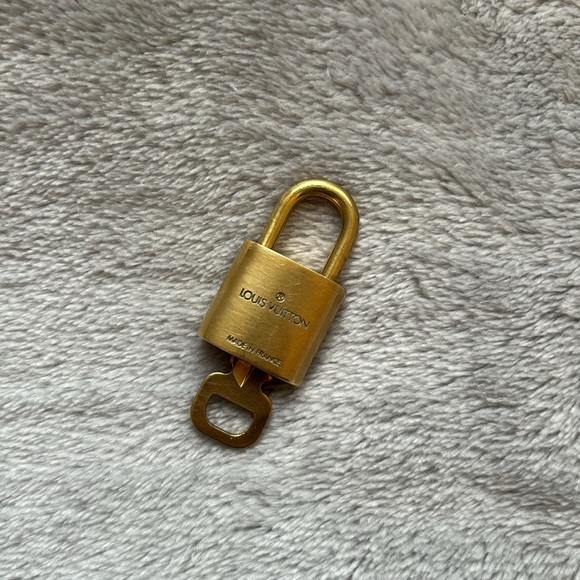 Louis Vuitton Lock & Key #321 - Picture 4 of 7